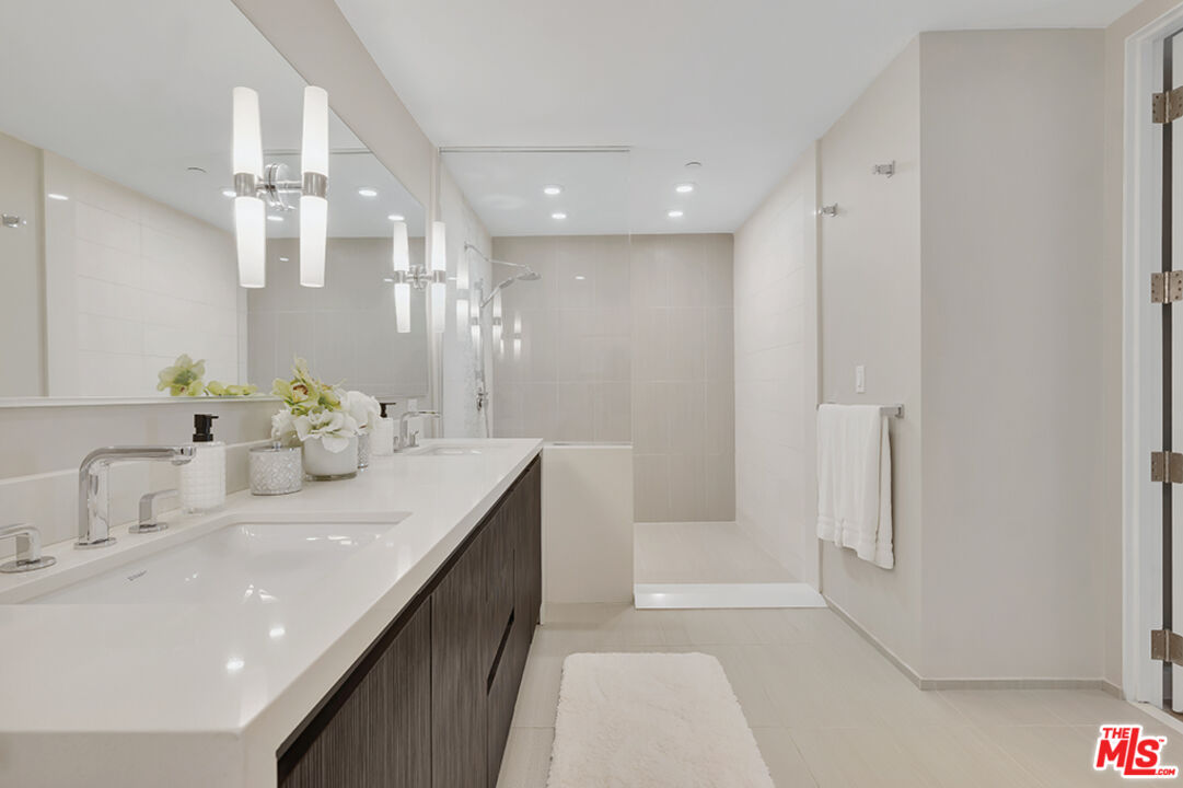 441 S Barrington Ave Unit: 301