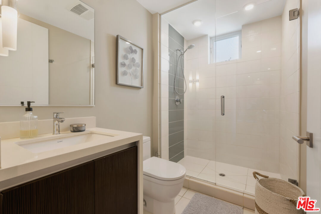441 S Barrington Ave Unit: 301