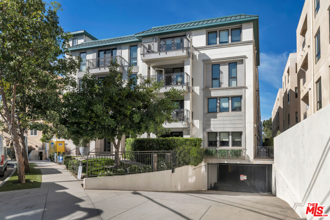 441 S Barrington Ave Unit: 301