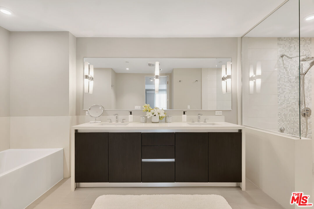 441 S Barrington Ave Unit: 301