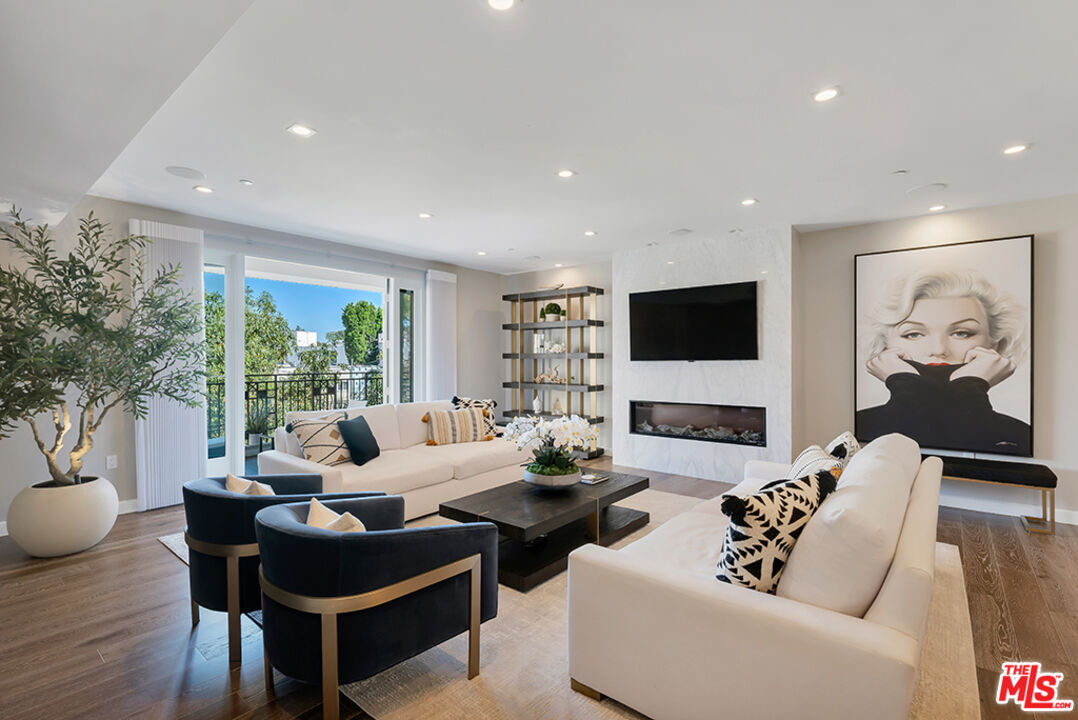 441 S Barrington Ave Unit: 301