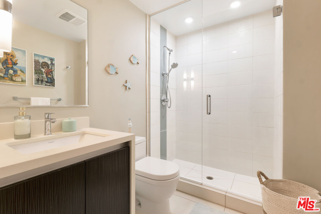441 S Barrington Ave Unit: 301