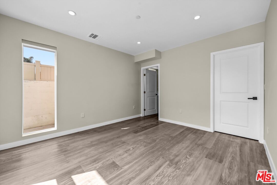 1305 N Sycamore Ave Unit: 1305