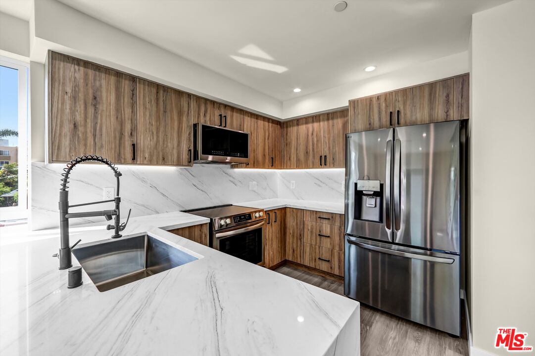 1305 N Sycamore Ave Unit: 1305