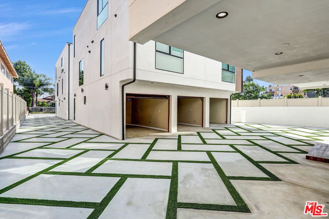 1305 N Sycamore Ave Unit: 1305