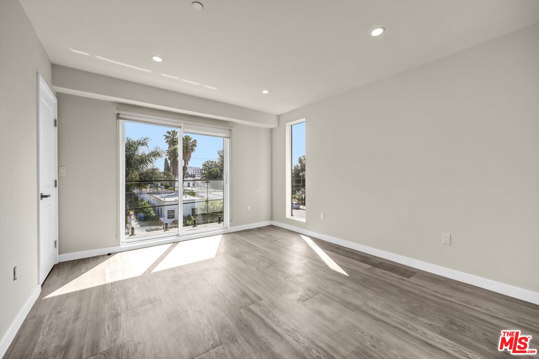 1305 N Sycamore Ave Unit: 1305