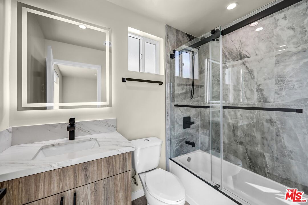 1305 N Sycamore Ave Unit: 1305
