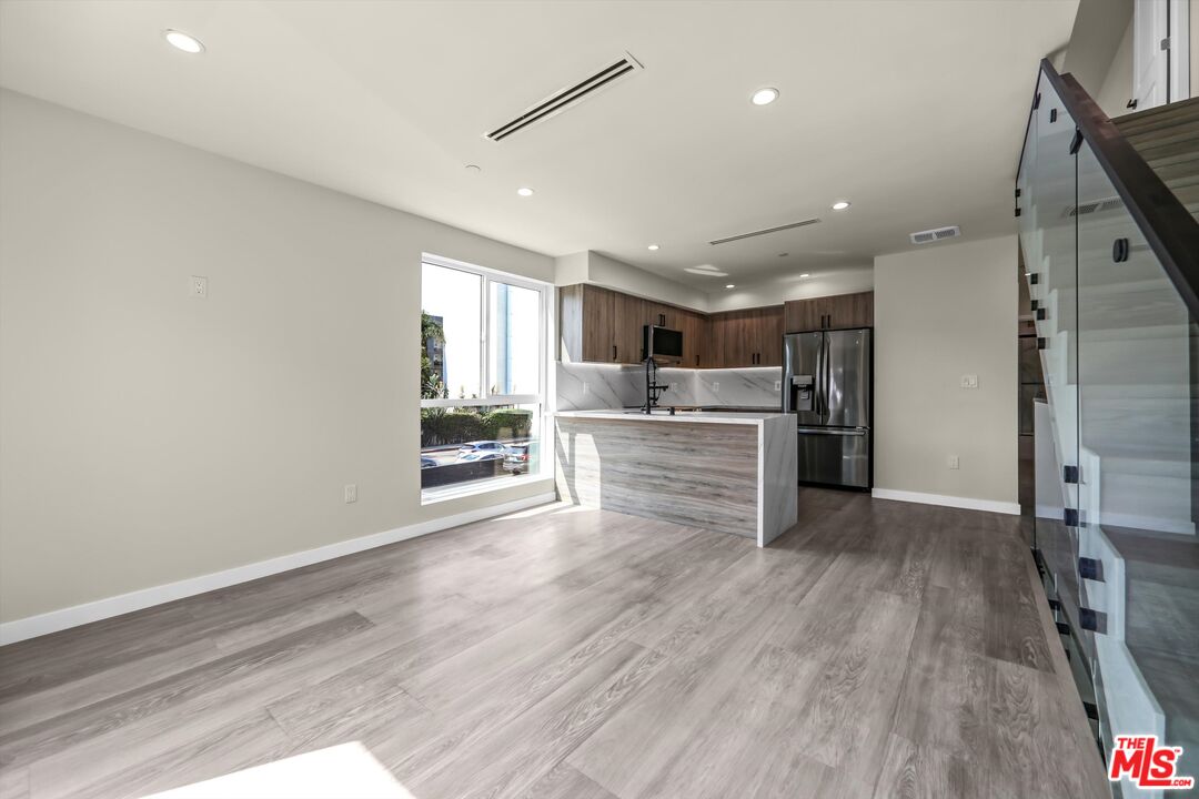 1305 N Sycamore Ave Unit: 1305