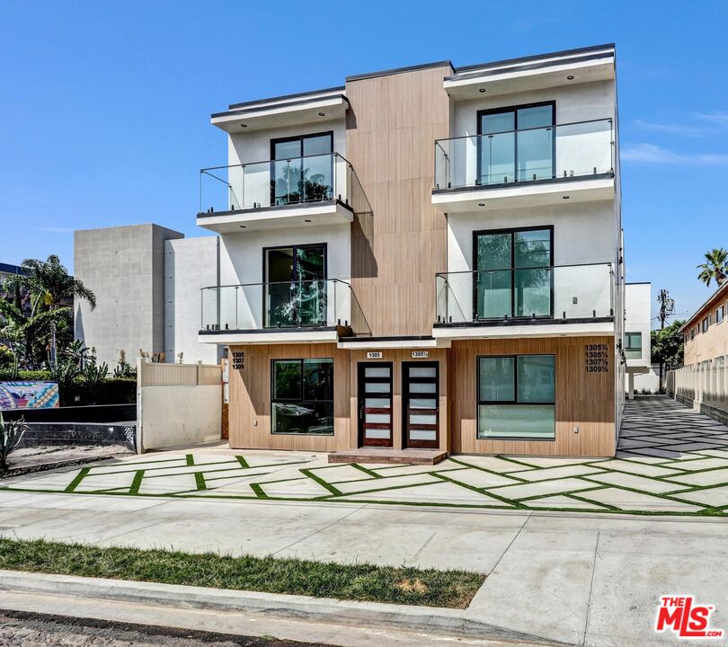 1305 N Sycamore Ave Unit: 1305