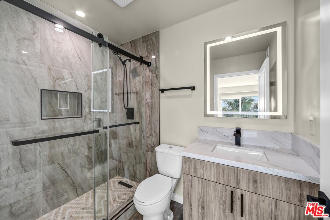1305 N Sycamore Ave Unit: 1305