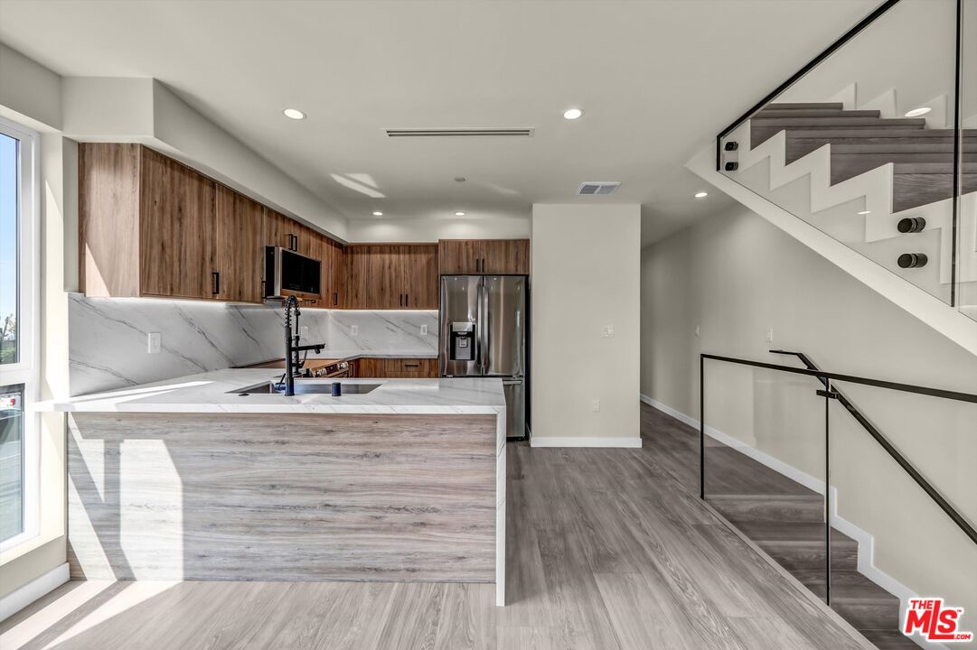 1305 N Sycamore Ave Unit: 1305