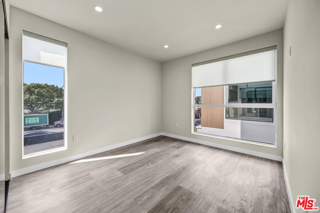 1305 N Sycamore Ave Unit: 1305