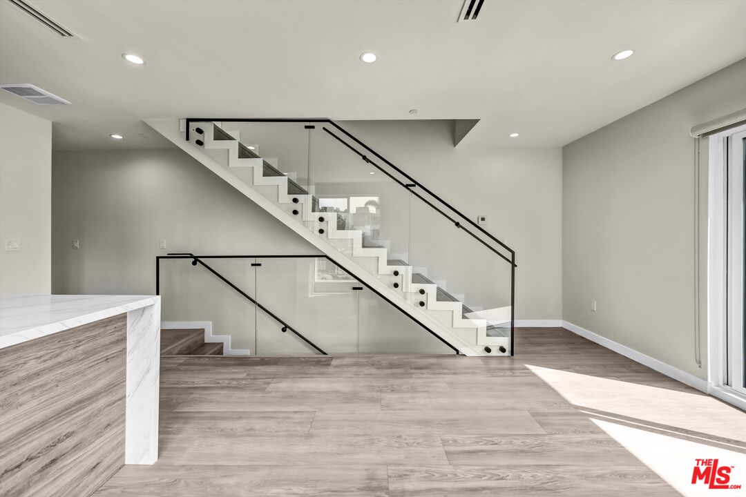 1305 N Sycamore Ave Unit: 1305