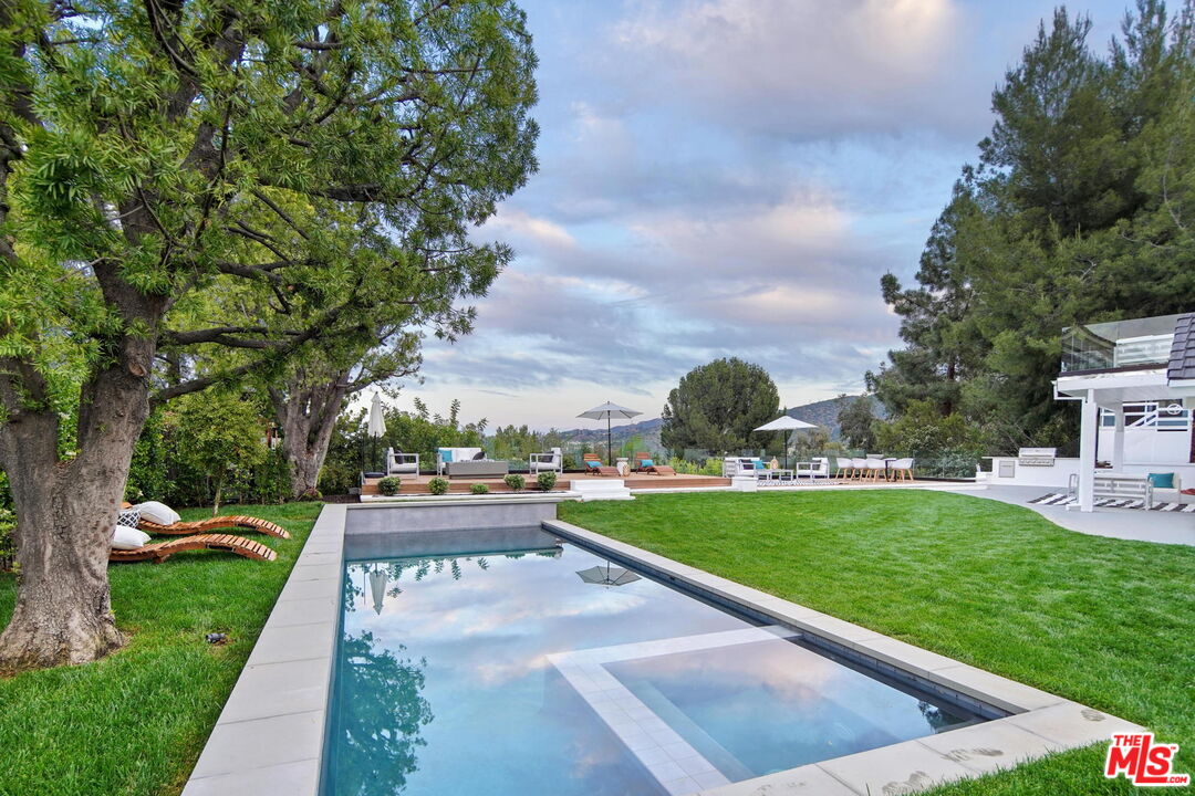 4050 Clarinda DR