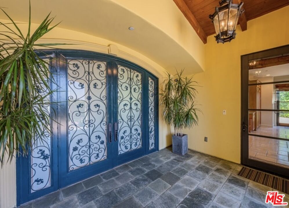 3110 Benedict Canyon Dr