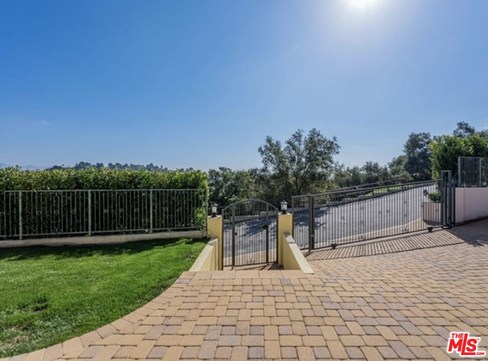 3110 Benedict Canyon Dr