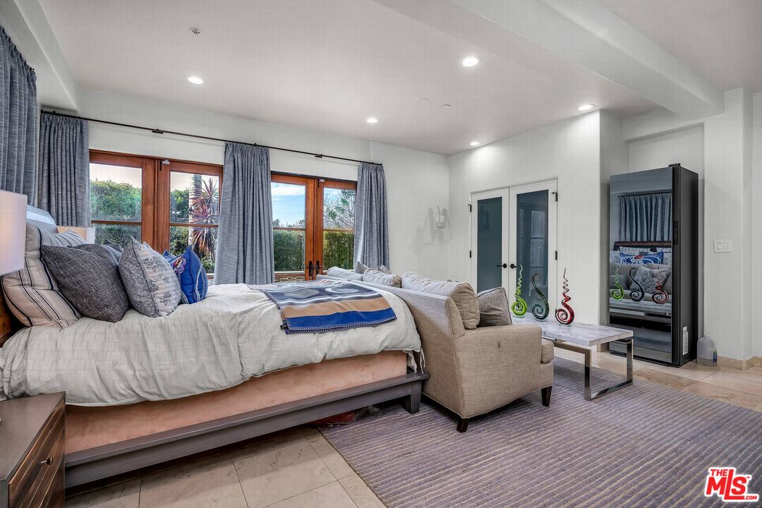 3110 Benedict Canyon Dr