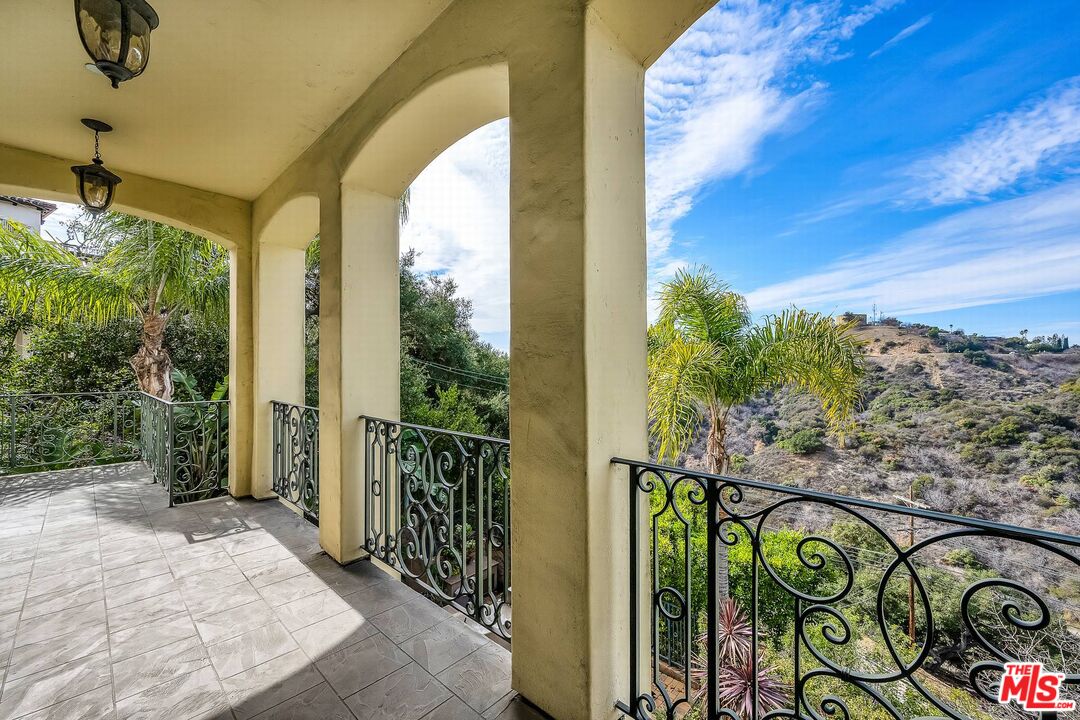 3110 Benedict Canyon Dr