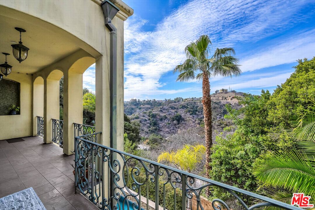 3110 Benedict Canyon Dr