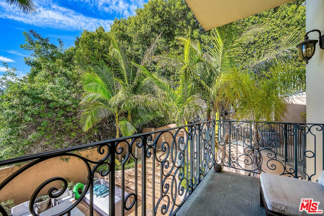 3110 Benedict Canyon Dr