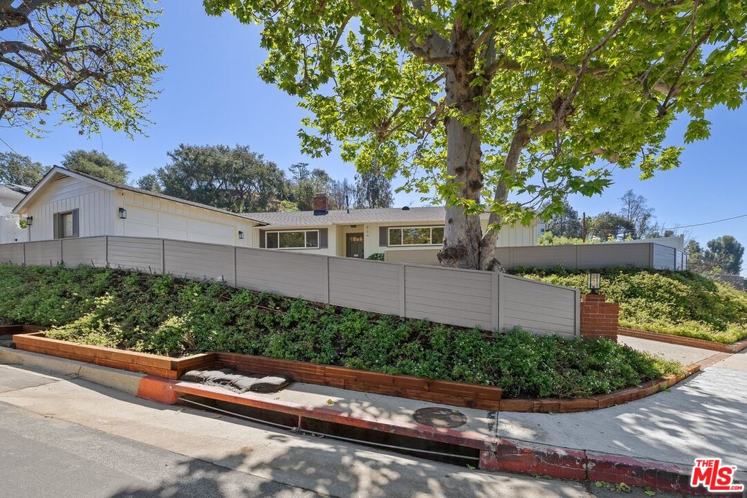 864 Bienveneda Ave