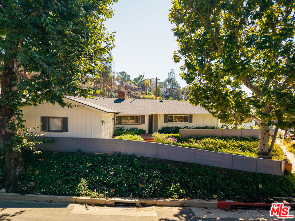 864 Bienveneda Ave