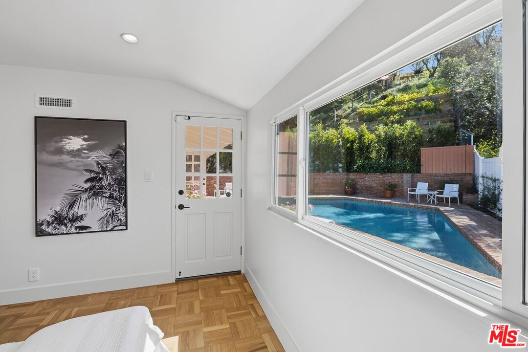 864 Bienveneda Ave