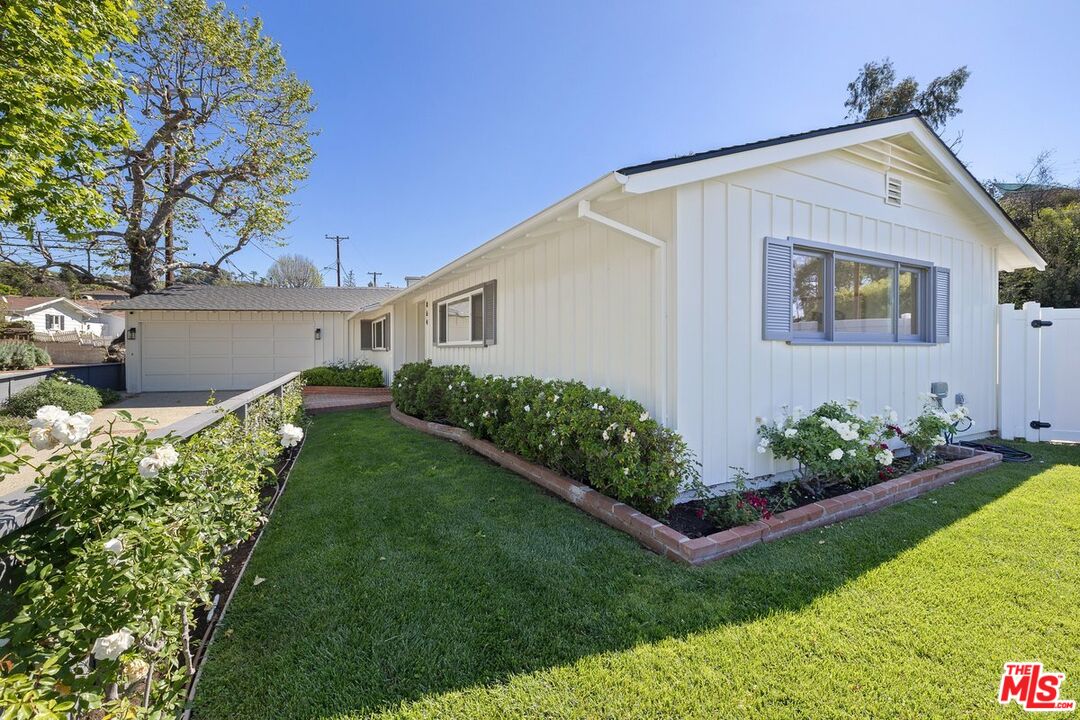 864 Bienveneda Ave