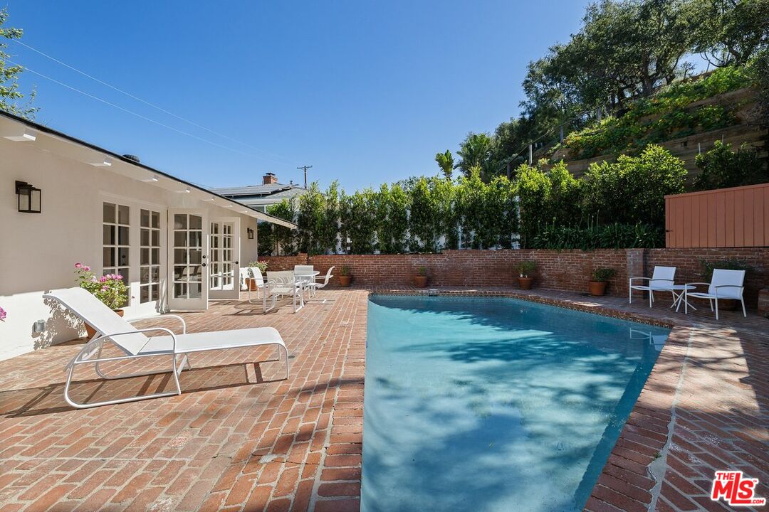 864 Bienveneda Ave