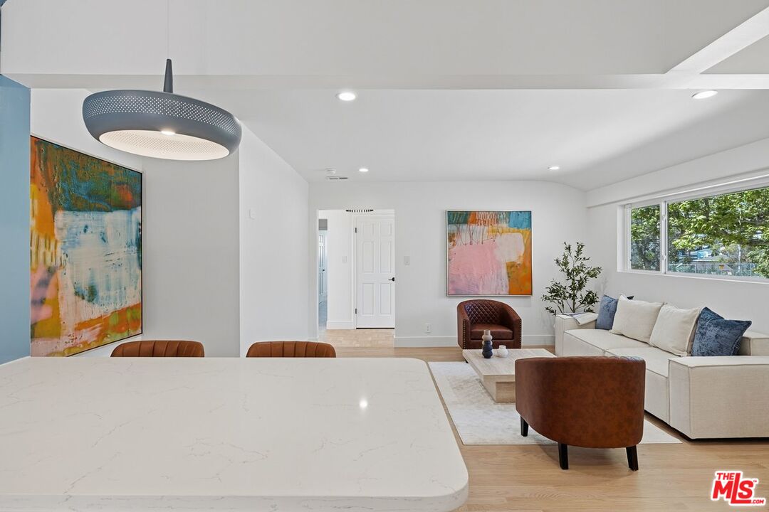 864 Bienveneda Ave