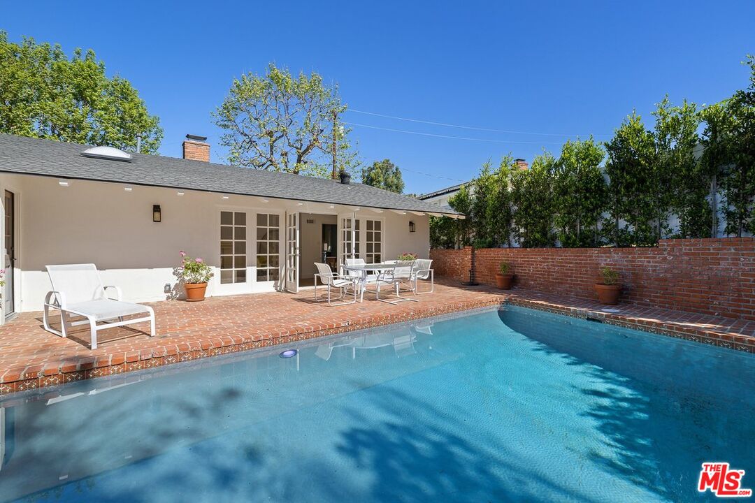 864 Bienveneda Ave