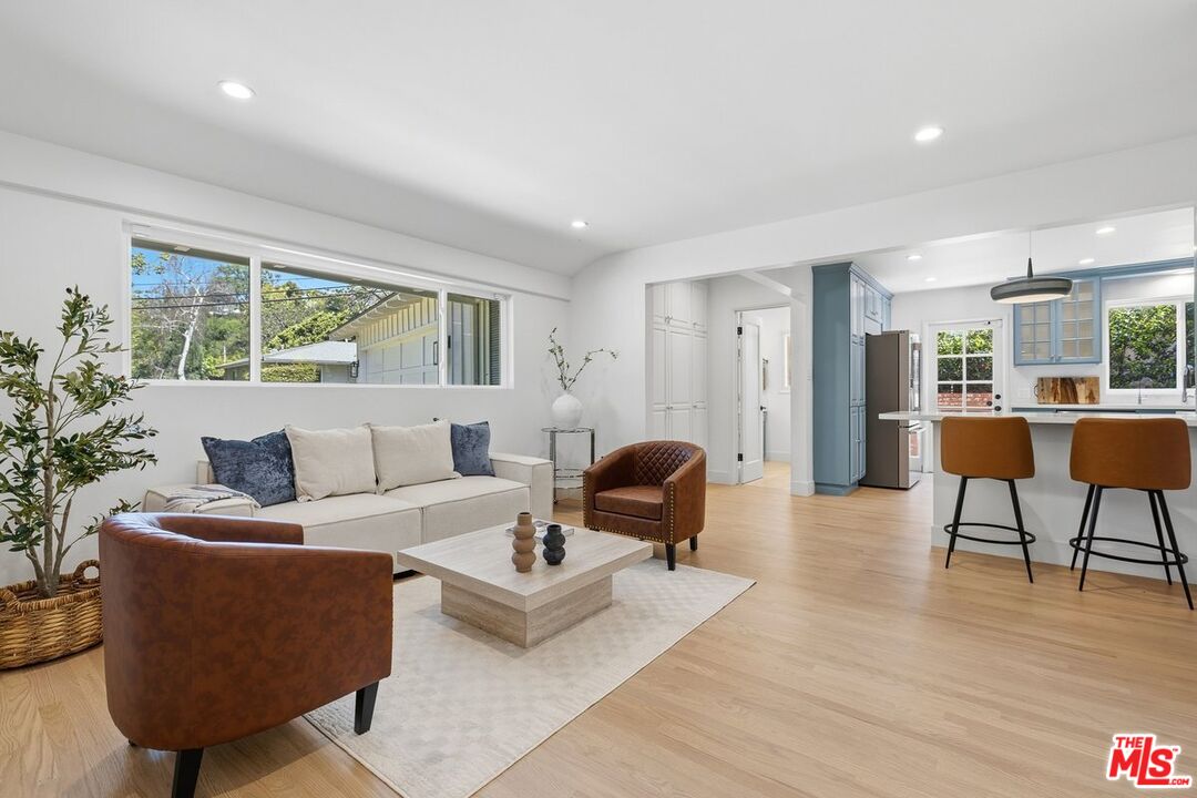 864 Bienveneda Ave