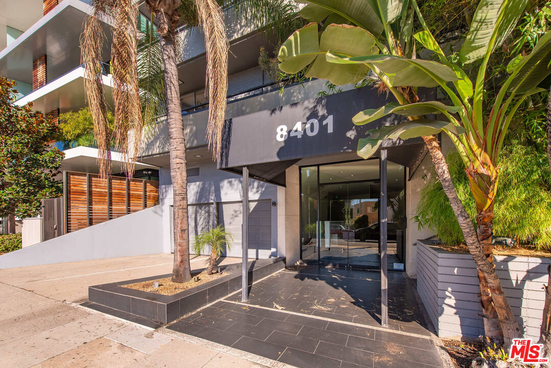 8401 Fountain Ave Unit: 13