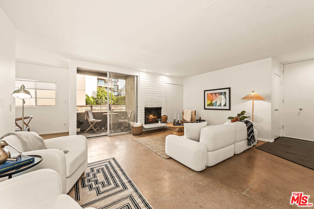 8401 Fountain Ave Unit: 13