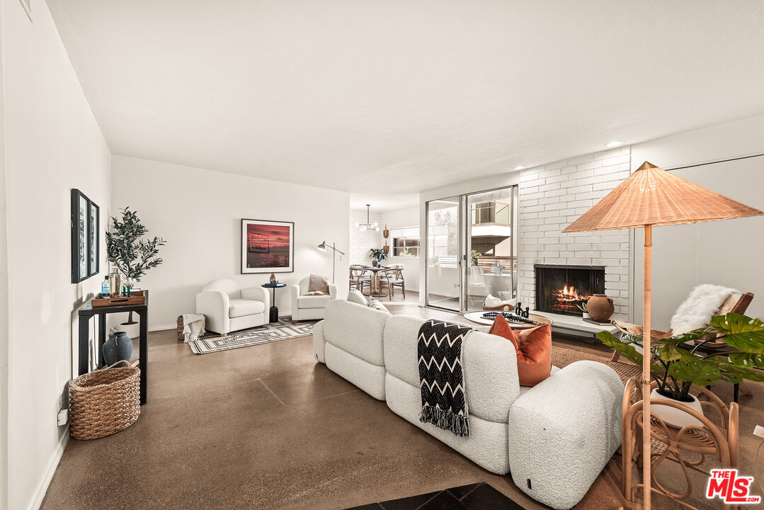 8401 Fountain Ave Unit: 13