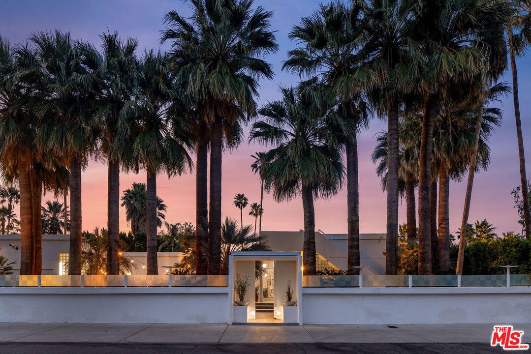 520 W Via Lola