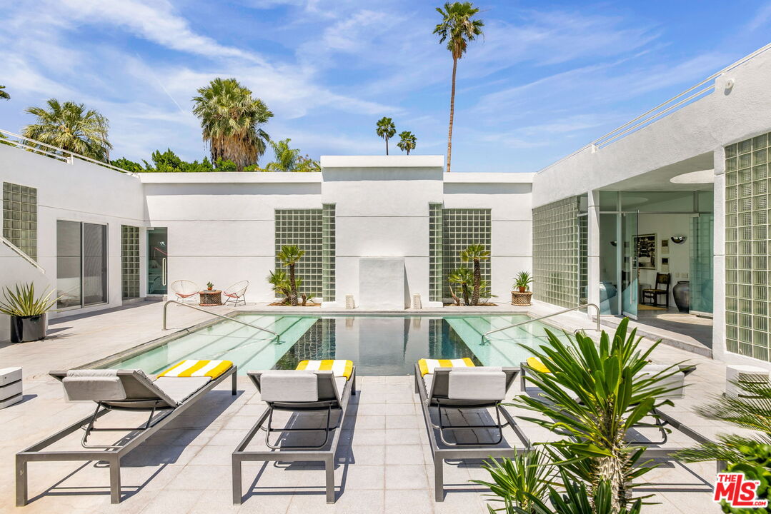 520 W Via Lola