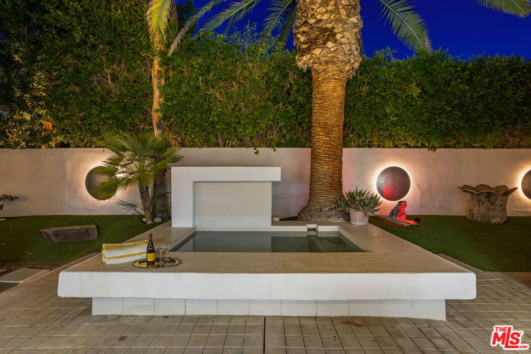 520 W Via Lola