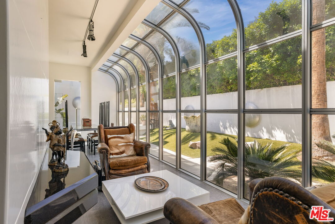 520 W Via Lola