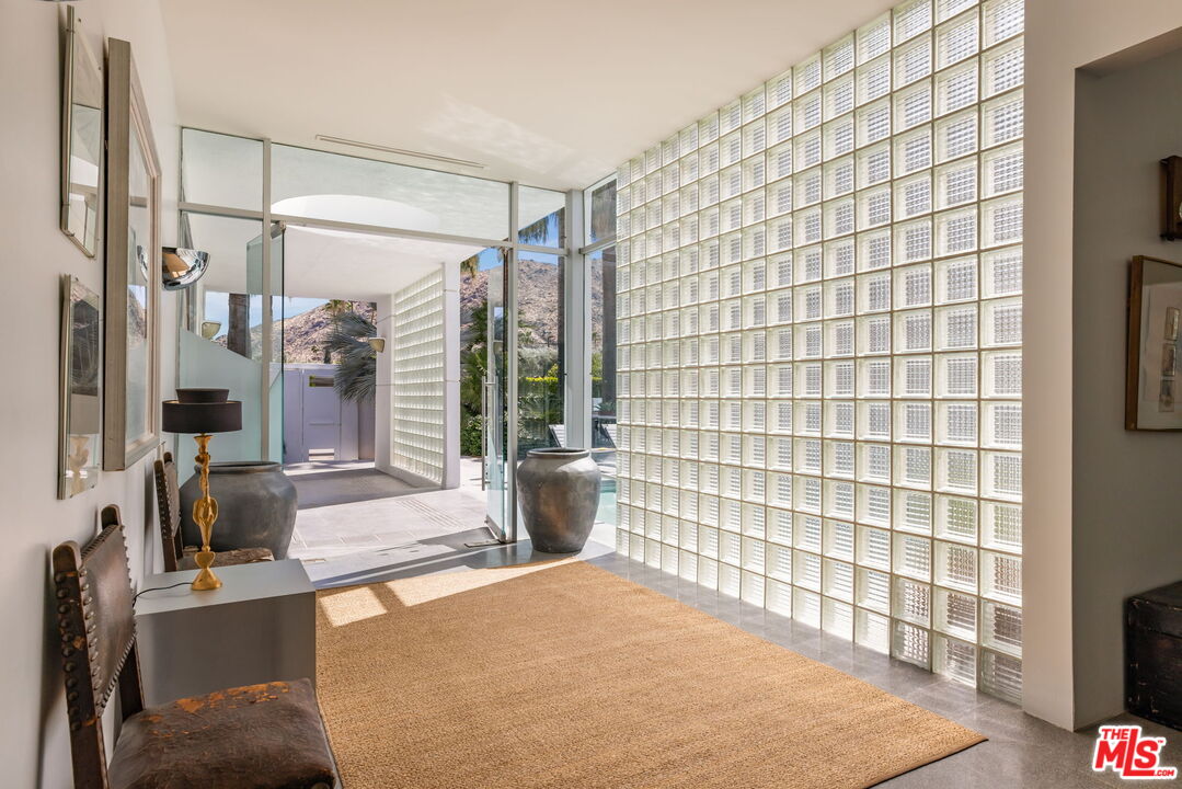 520 W Via Lola