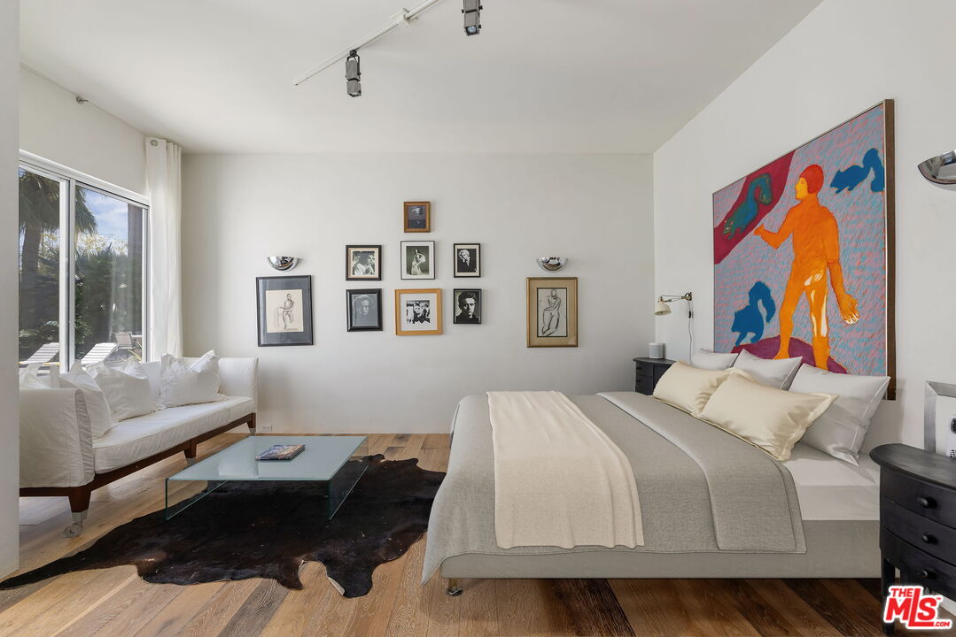 520 W Via Lola