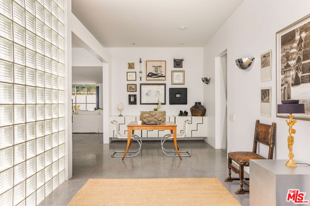 520 W Via Lola