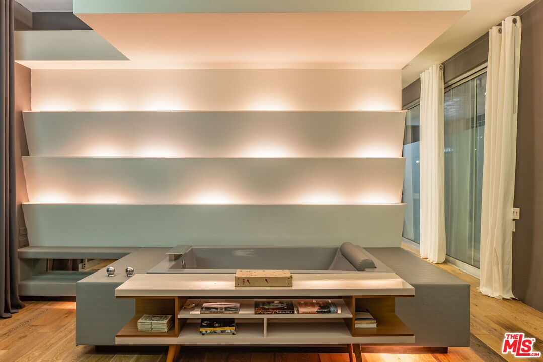 520 W Via Lola
