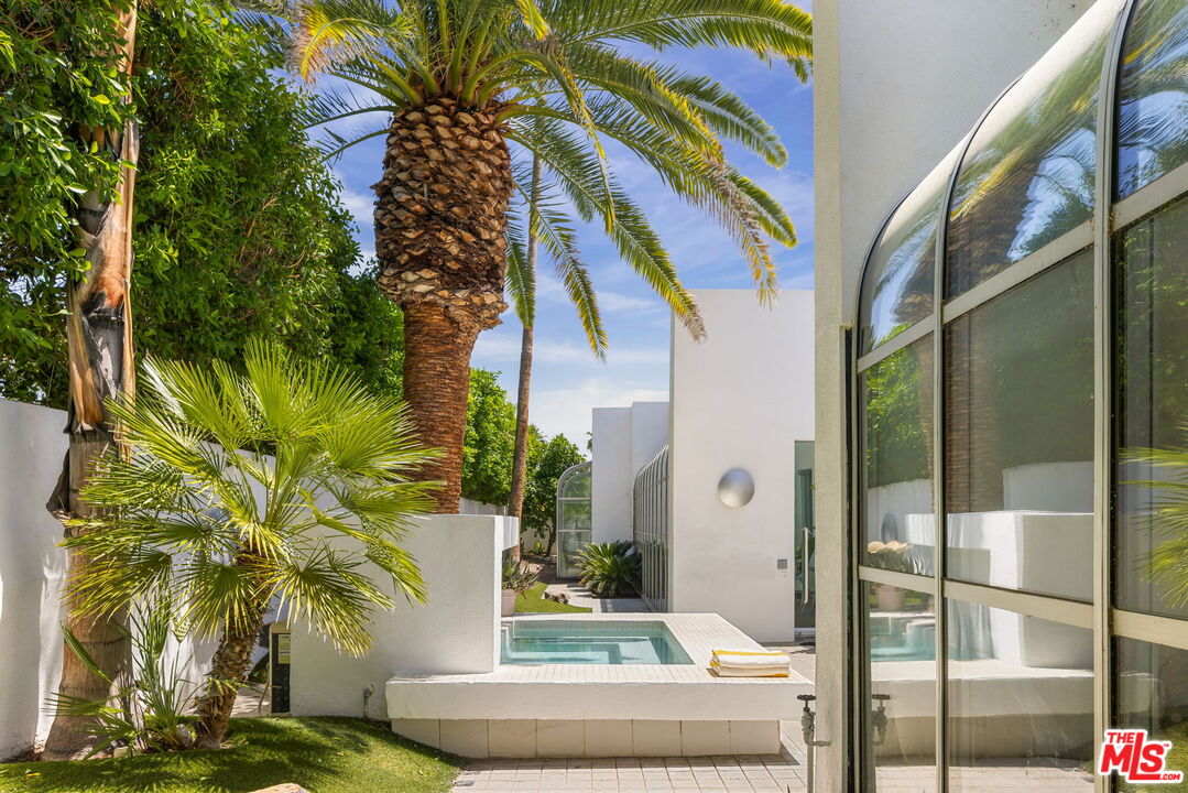 520 W Via Lola