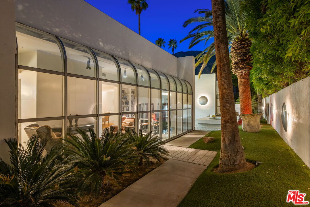 520 W Via Lola