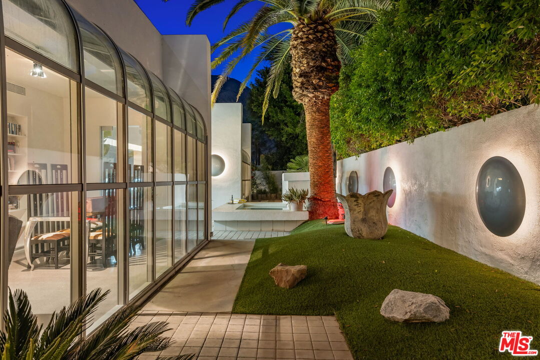 520 W Via Lola
