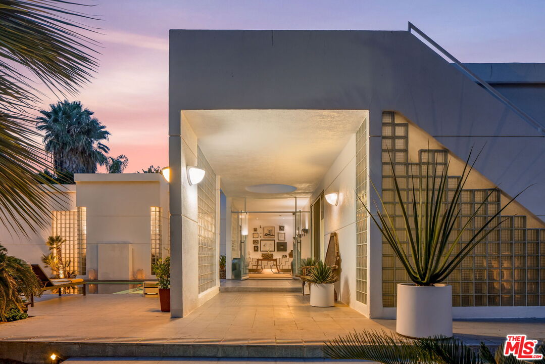 520 W Via Lola