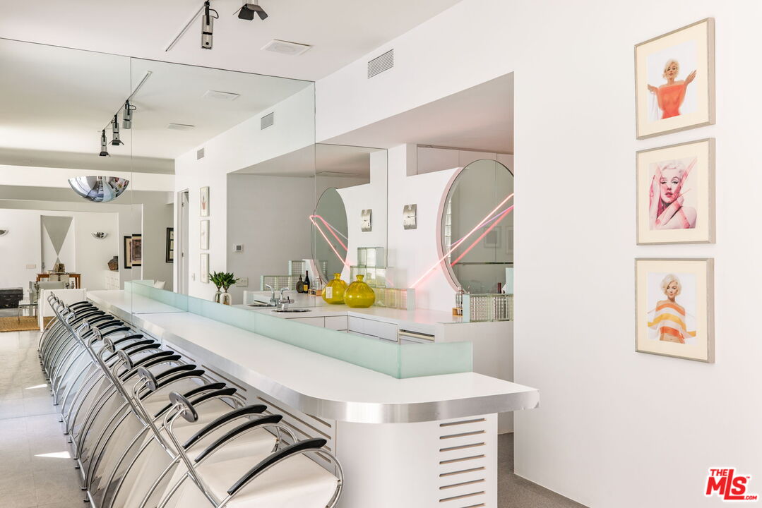520 W Via Lola
