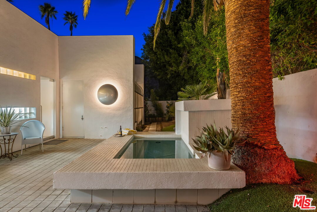 520 W Via Lola