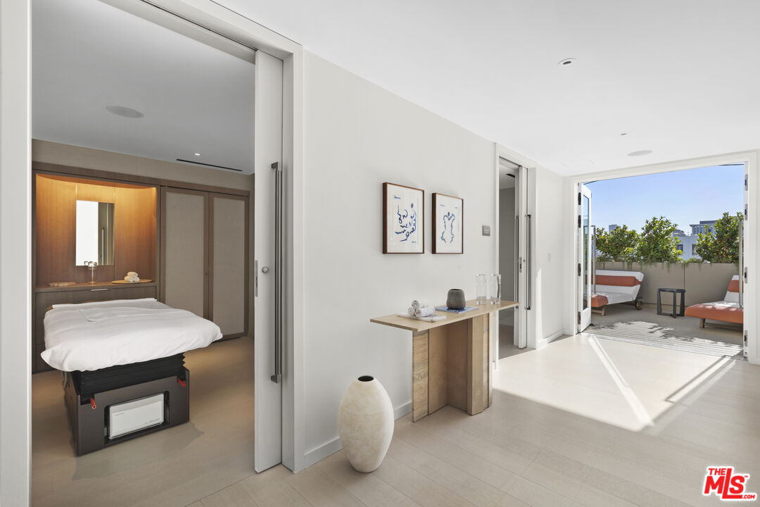 9200 Wilshire Blvd Unit: PH1E